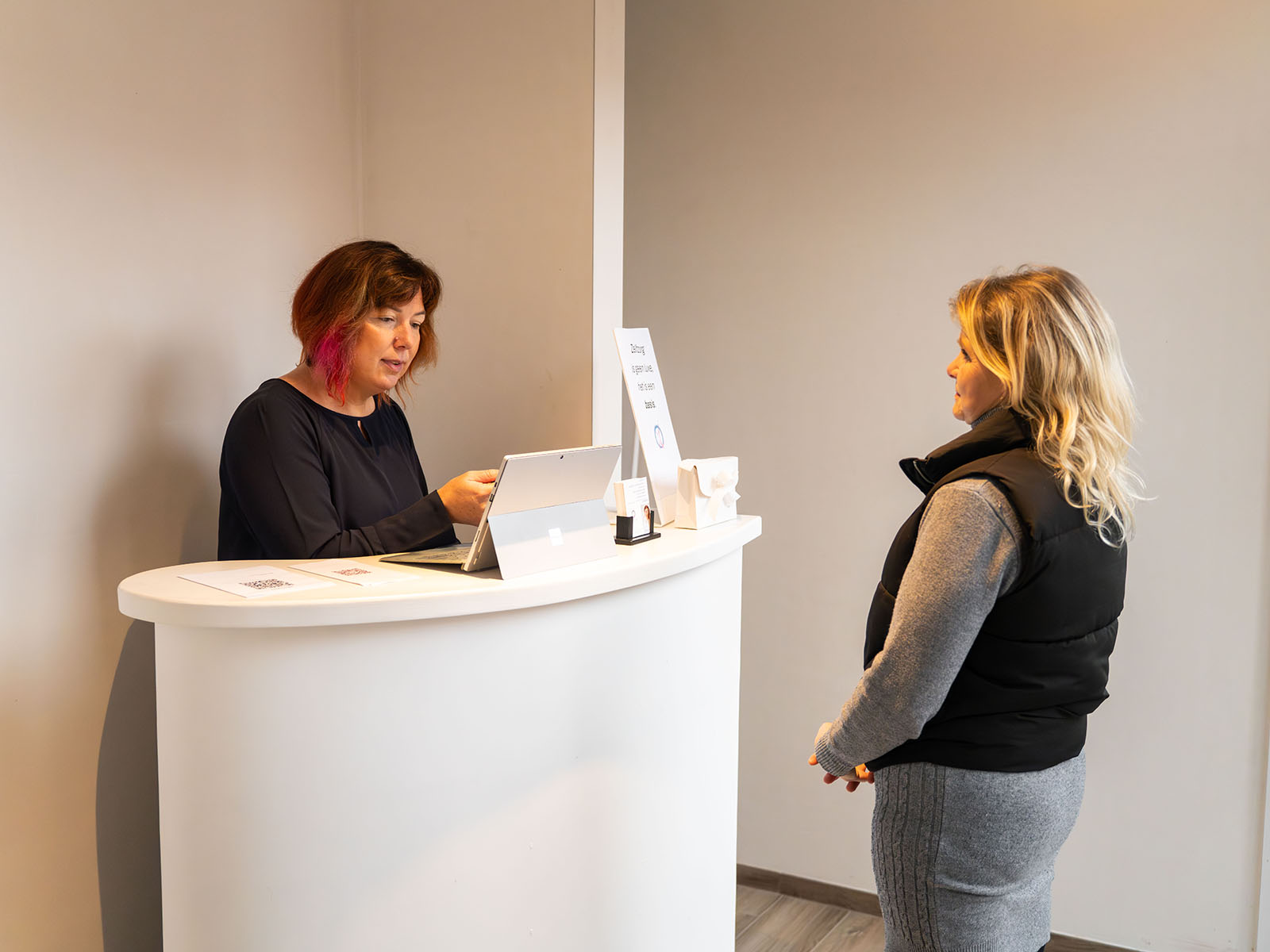 Onthaal van een klant bij Het Kleine genoegen door Kristine