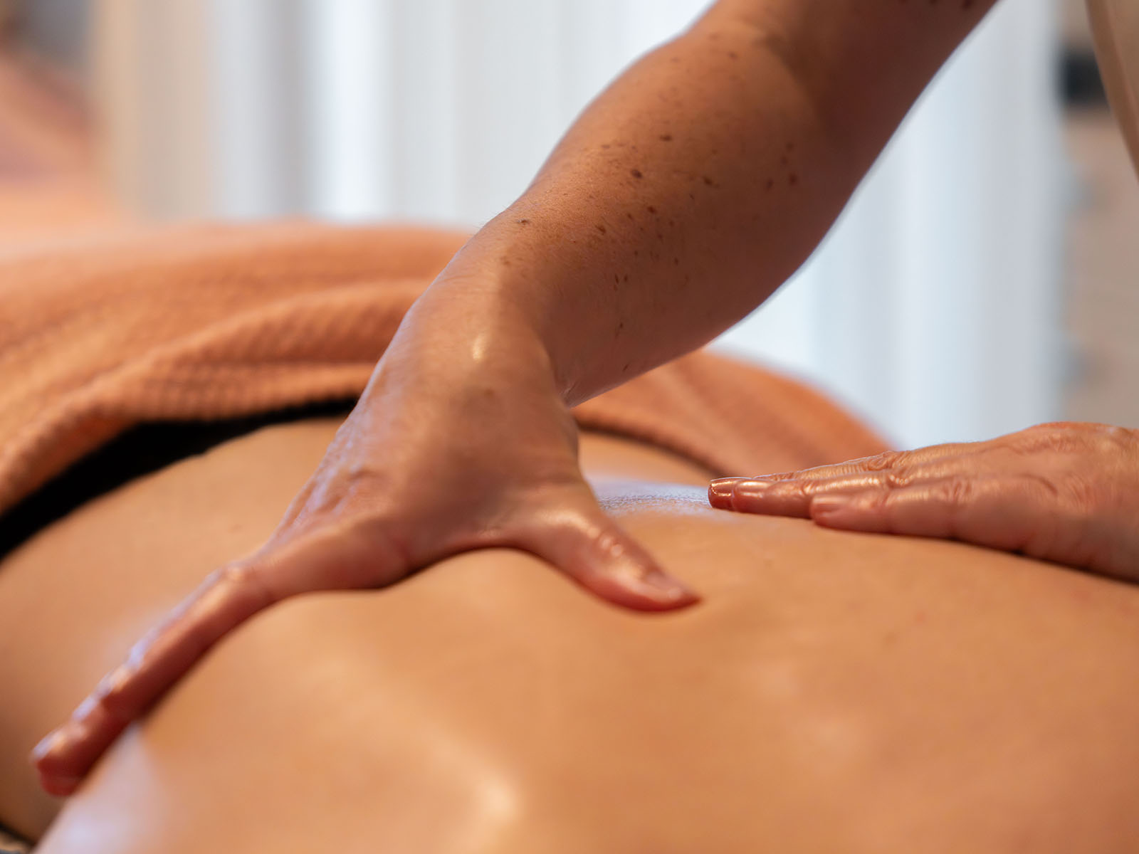 Kristine van Het Kleine Genoegen voert een ontspannende massage uit