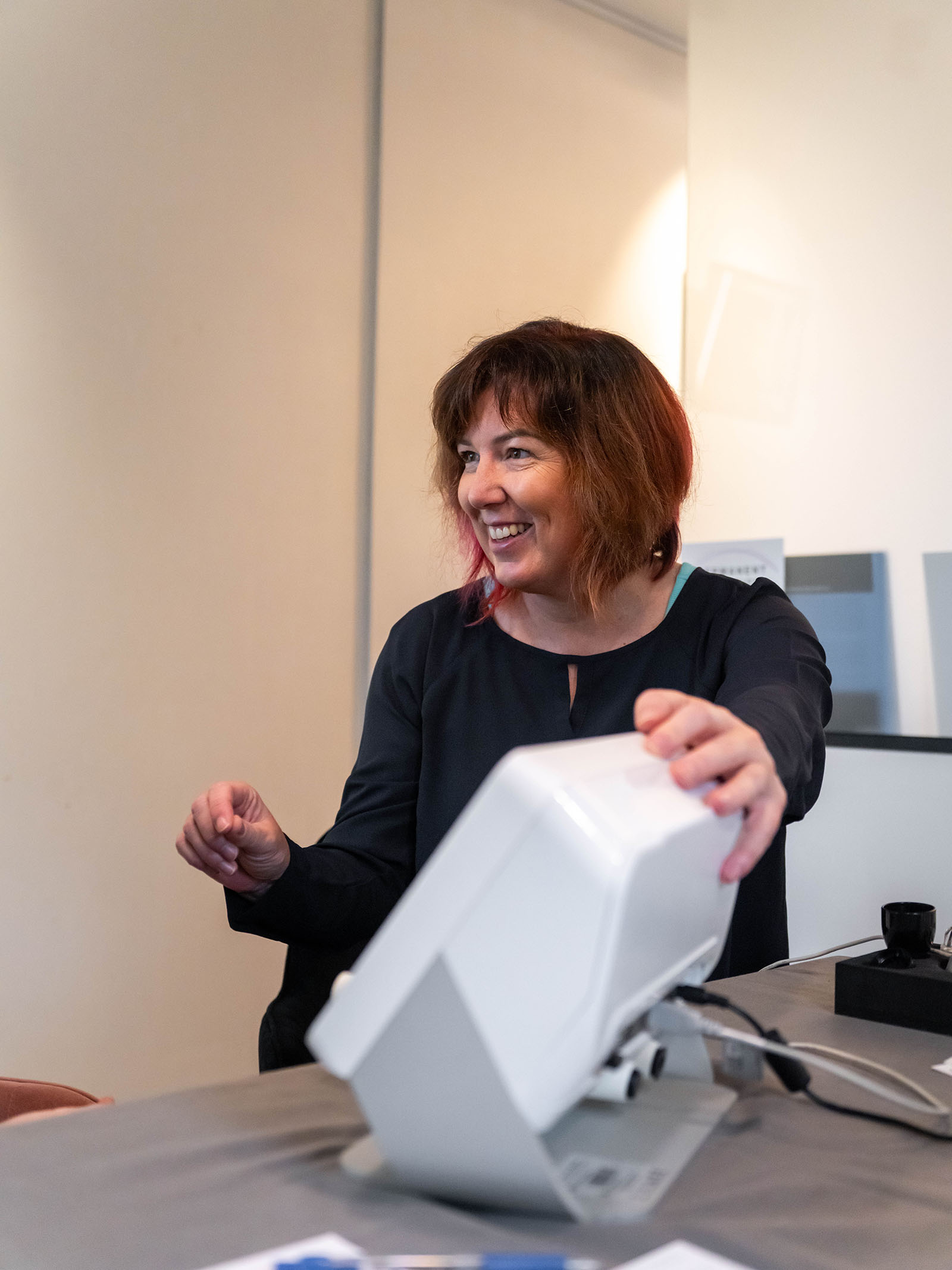 Kristine geeft uitleg tijdens een behandeling