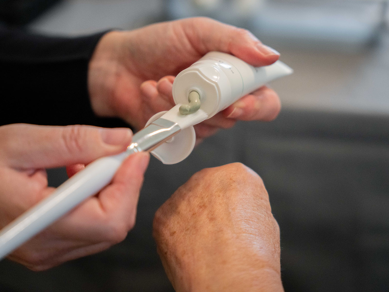 Aanbrengen van een huidcreme