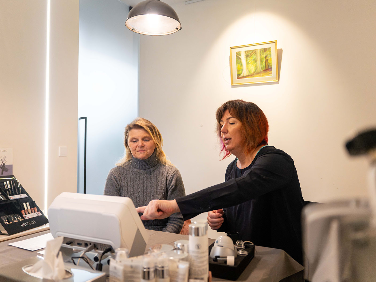 Kristine geeft uitleg tijdens een huidbehandeling